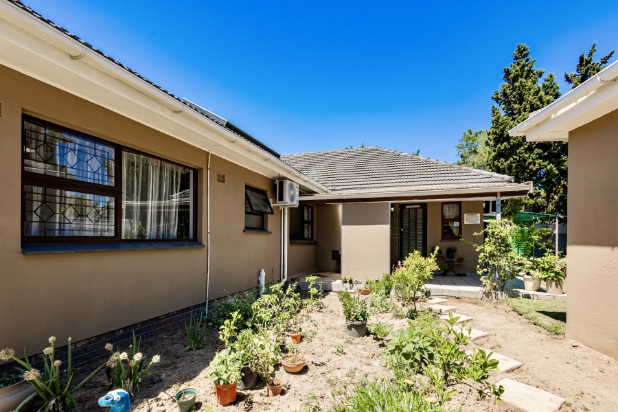 6 Bedroom Property for Sale in Schoongezicht Western Cape